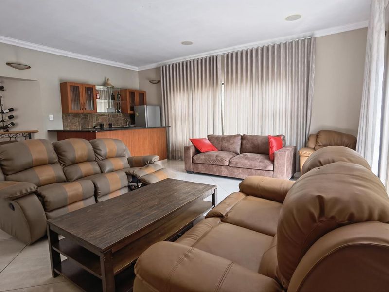 Exquisite 5-Bedroom, 5-Bathroom Luxury Modern House in Blue Valley Golf Estate - Photo 4