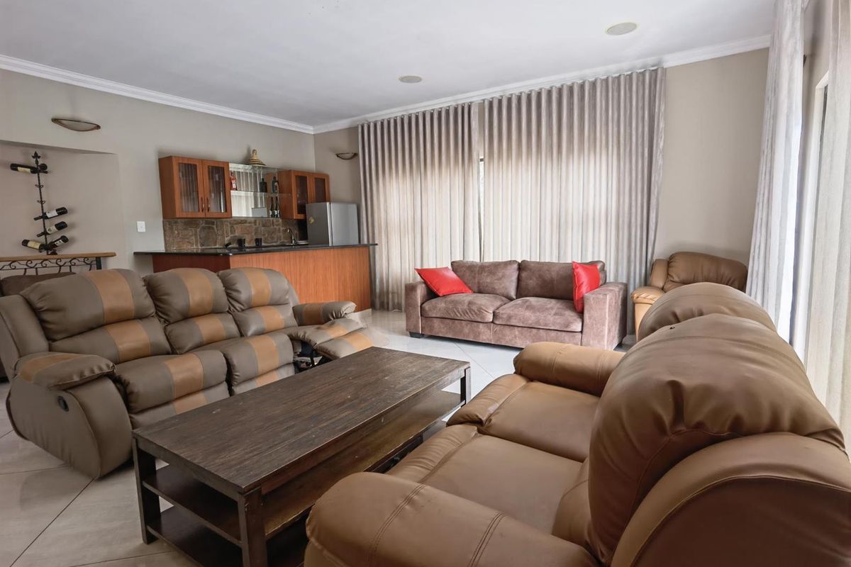 Exquisite 5-Bedroom, 5-Bathroom Luxury Modern House in Blue Valley Golf Estate - Photo 4