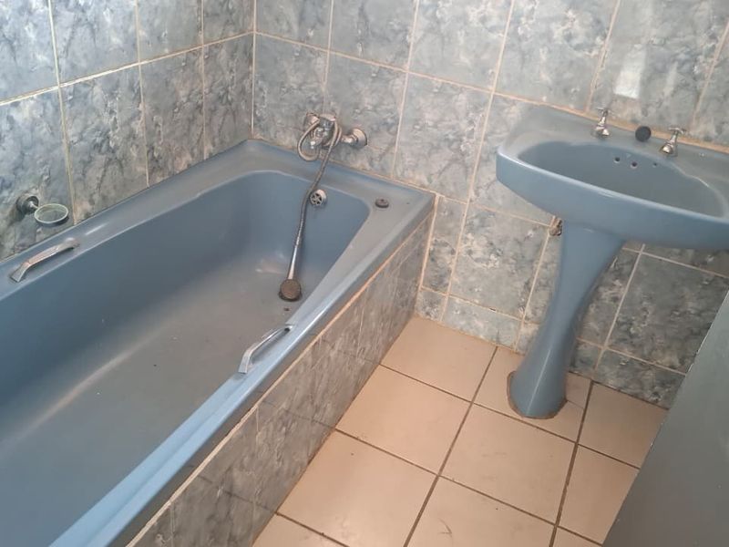 Three bedrooms house for sale in Soshanguve B B - Photo 9