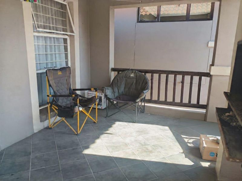 2 beds spacious unit, with cover patio +24hour security - Photo 6