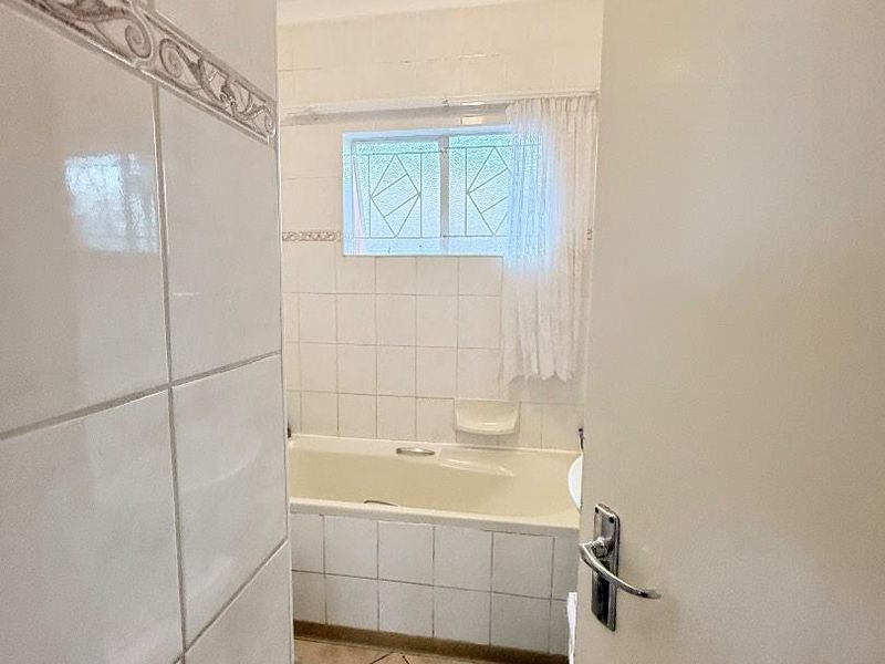 SPACIOUS TOWNHOUSE - Photo 10