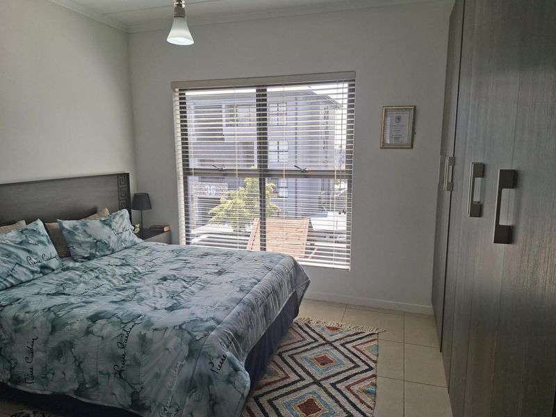 Modern 1st floor 3 Bedroom/2 Bathroom Apartment in secure estate - Photo 3