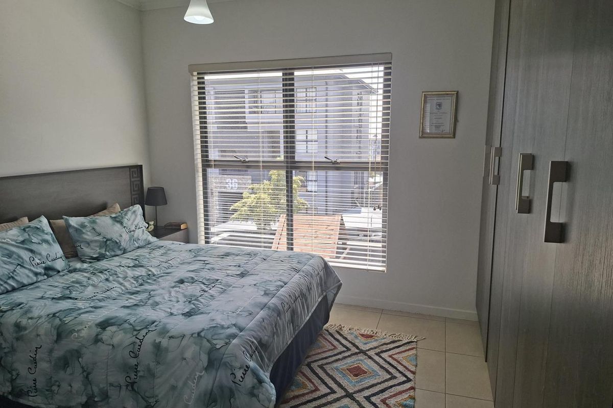 Modern 1st floor 3 Bedroom/2 Bathroom Apartment in secure estate - Photo 3