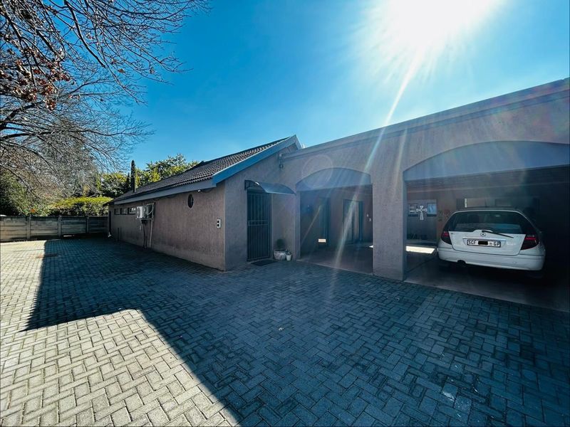 6 Bedroom Gem - Photo 2