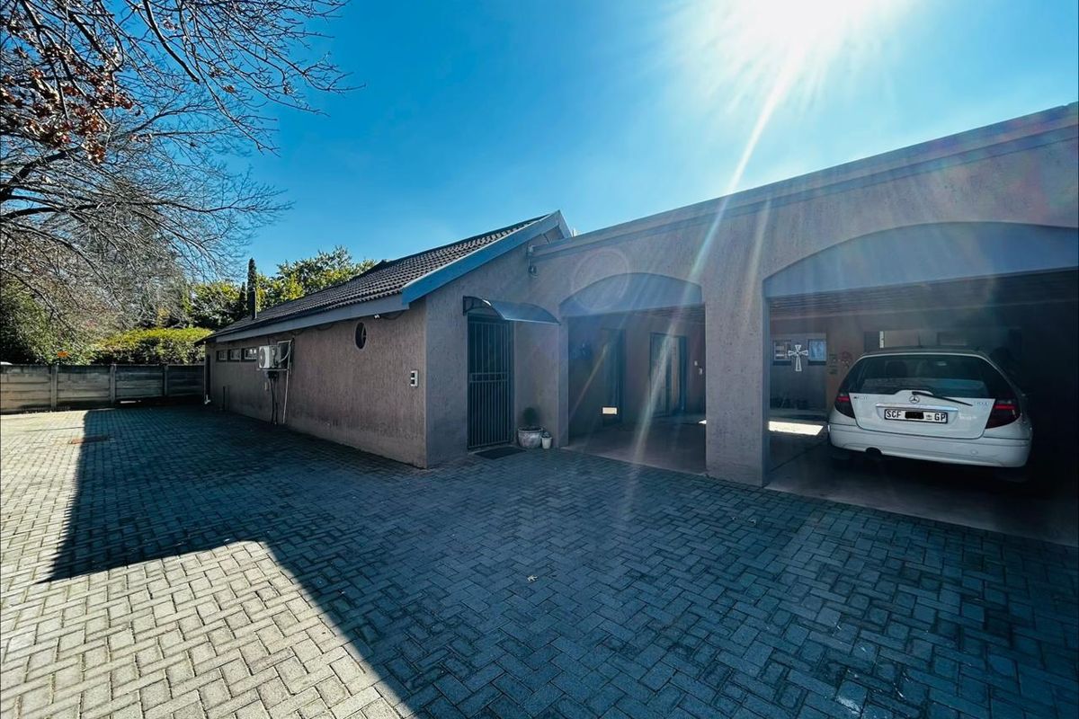 6 Bedroom Gem - Photo 2