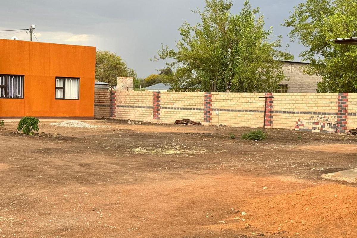 3 BEDROOM HOUSE WITH 2FLATS - Photo 4