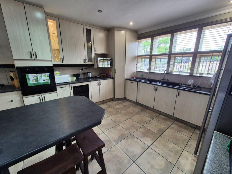 Modern 3 Bedroom Family Home in Brackendowns - Photo 10