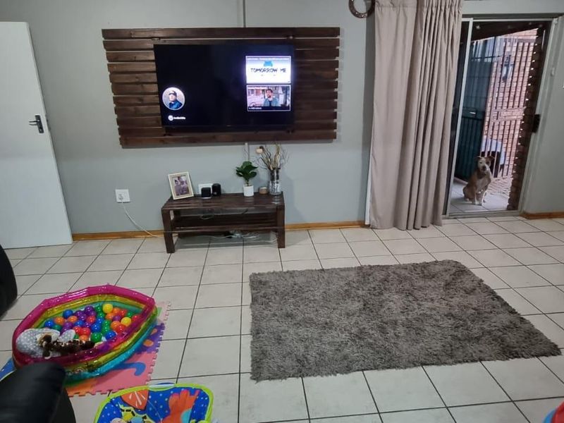 Well priced Lovely Townhouse BUT please note it resides on its own stand fully fenced, walled. - Photo 5