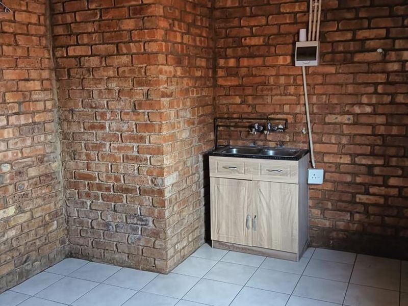 Live & Earn: 4-Bed Home + 9 Rented Units in Mahube Valley! - Photo 4