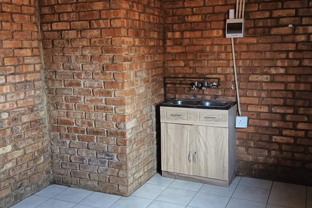 Live & Earn: 4-Bed Home + 9 Rented Units in Mahube Valley! - Photo 4