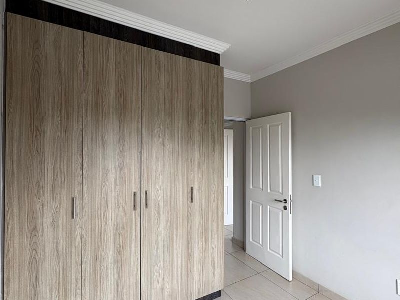 FOR SALE MODERN 2 BEDROOM TOWNHOUSE IN PIONIERSPARK EXT 1 - Photo 10