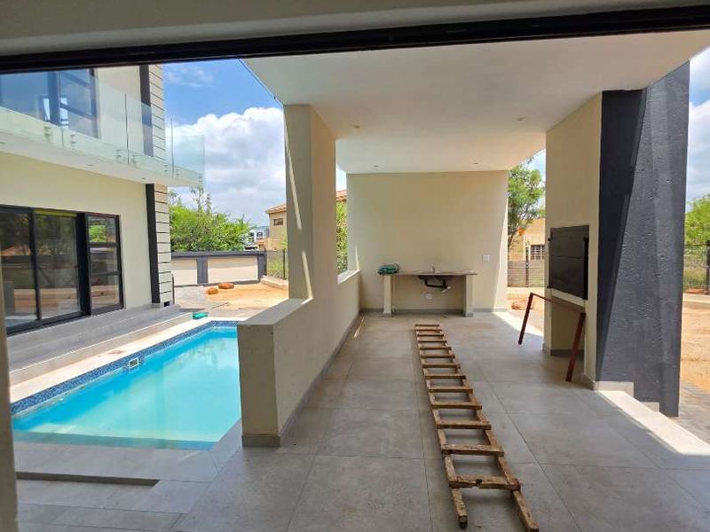 Be the first to turn the key - Photo 9