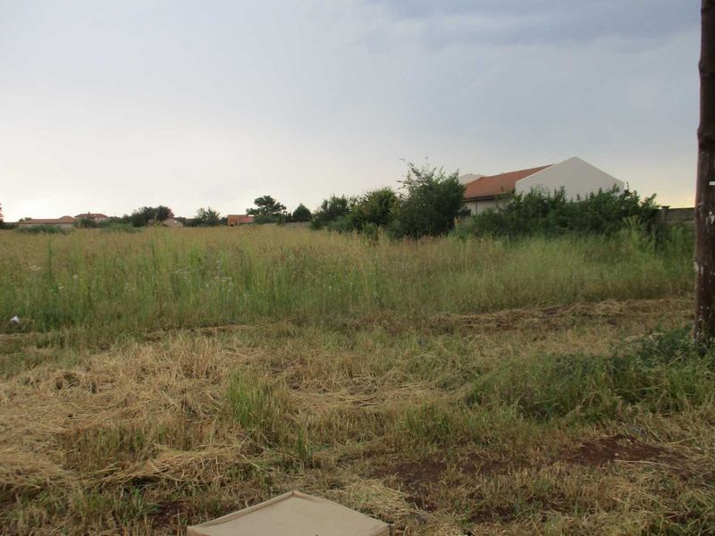 Huge land in Henley - Photo 2