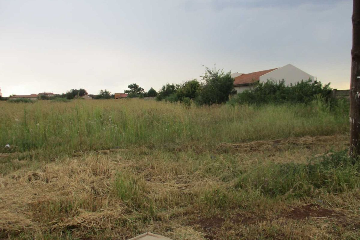 Huge land in Henley - Photo 2