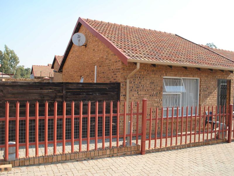 Beautiful & Secure Townhouse in Prime Complex – Ideal for Couples or Small Families - Photo 3