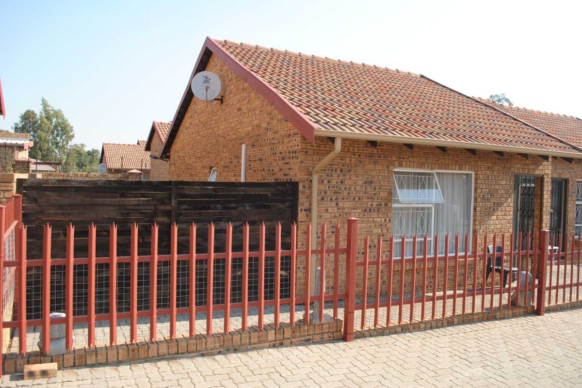 Beautiful & Secure Townhouse in Prime Complex – Ideal for Couples or Small Families - Photo 3