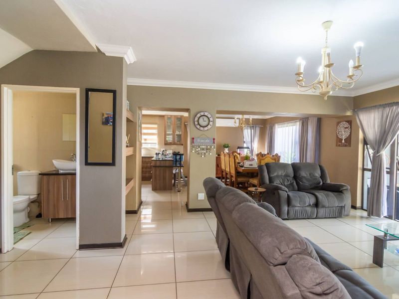 Beautiful family home awaits you - Photo 2