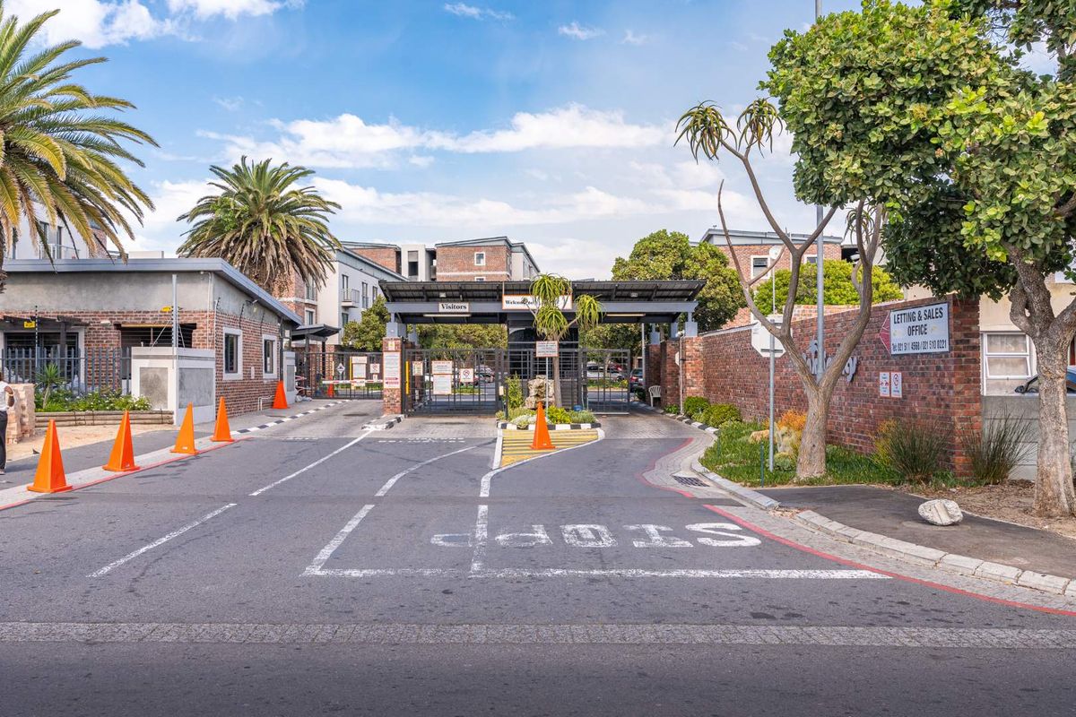 Delightful 2-Bedroom Apartment For Sale In Palm Springs - Photo 2