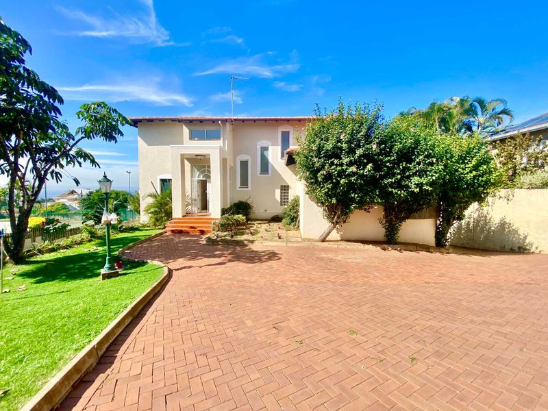 Hendra Estates - Rare Find! Large Family home To Rent With Flat and Staff Accom In Umhlanga - Photo 2