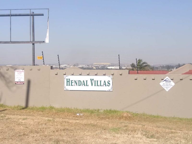 Well maintained 3 bedroom cluster home in sought after Complex For Sale! - Photo 4