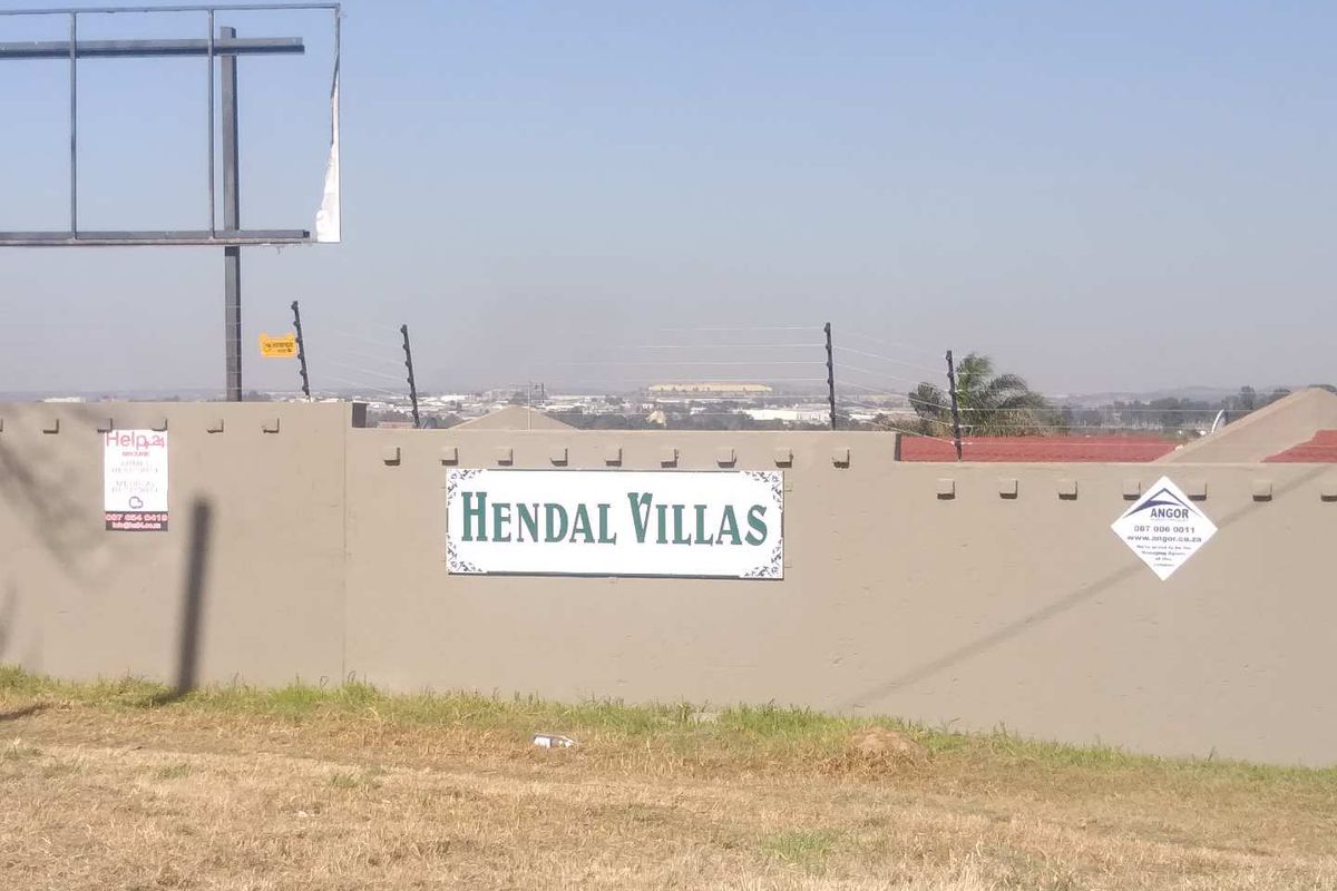 Well maintained 3 bedroom cluster home in sought after Complex For Sale! - Photo 4