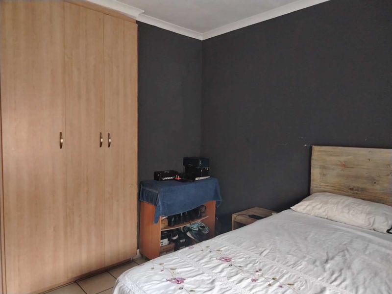 A 2 BEDROOM APARTMENT - Photo 5