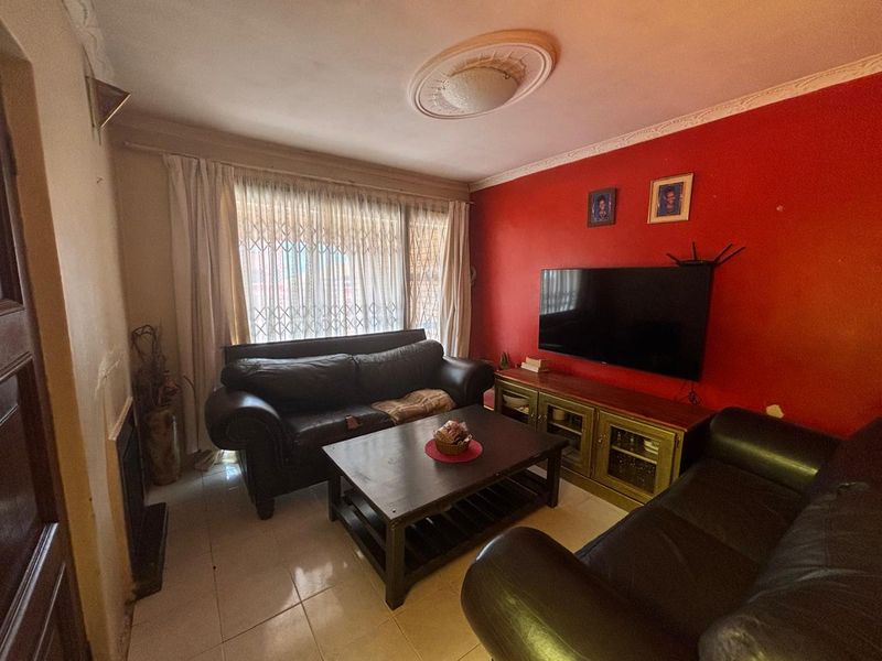 Stunning 3-Bedroom Family Home for Sale in Protea North - Photo 2
