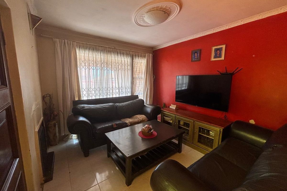 Stunning 3-Bedroom Family Home for Sale in Protea North - Photo 2