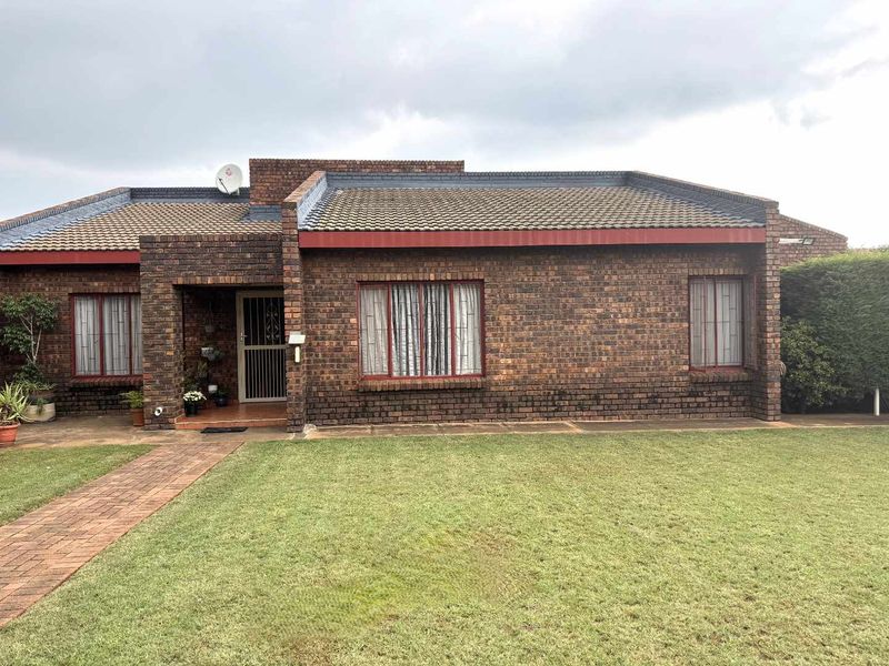 3 Bedroom HOUSE FOR SALE in ELARDUSPARK, Pretoria East - Photo 2