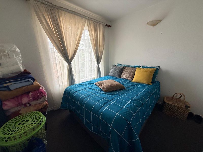 Charming 2BR Apartment: Secure, Spacious, and Central - Photo 10