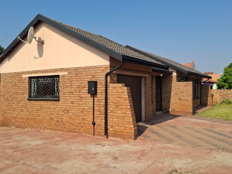 Three bedrooms house for sale in Soshanguve B B - Photo 5