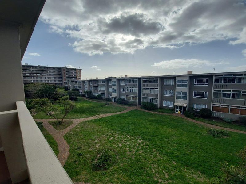 Unfurnished 2-Bedroom Apartment To Rent in Claremont - Photo 3
