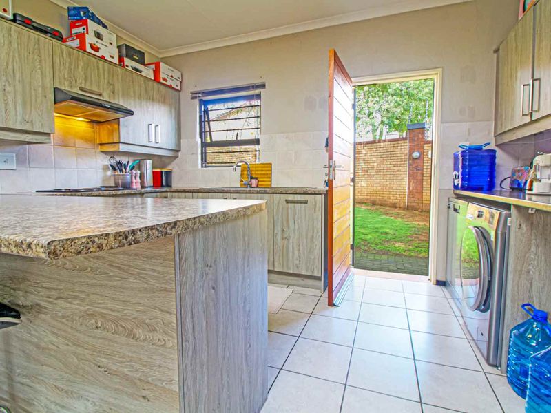 Modern, Well-Kept Townhouse in Prime Location - Photo 4