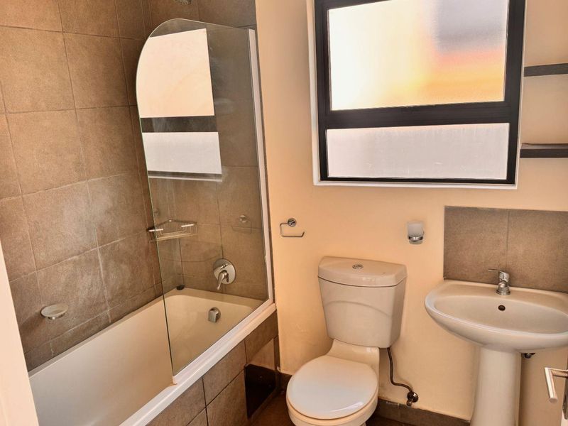 Stylish 2-Bedroom Apartment in a Secure Complex - Photo 8