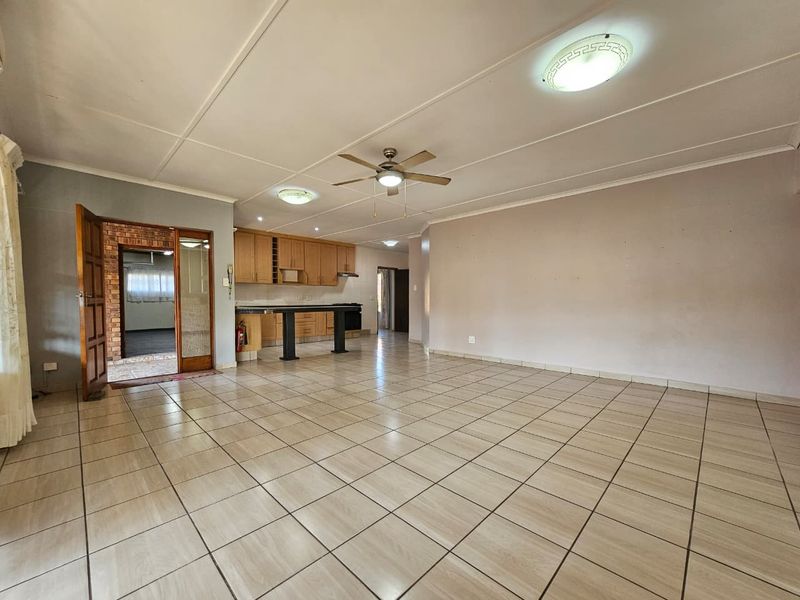 Four-Bedroom Family Home with Pool and Braai in Arboretum - Photo 4