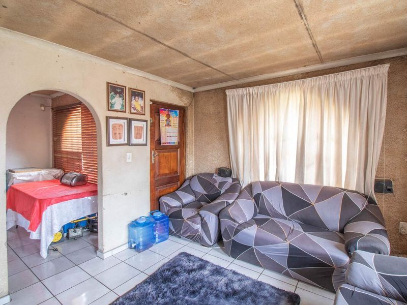 Fix-Me-Up 3 Bedroom house with pool For Sale - Photo 5