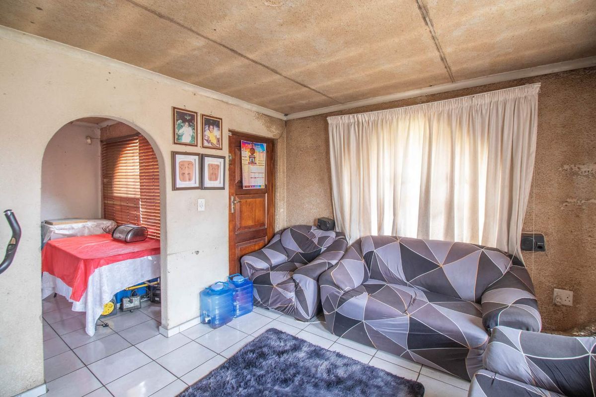 Fix-Me-Up 3 Bedroom house with pool For Sale - Photo 5