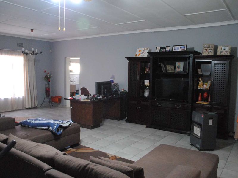 Spacious Home with Flatlet possibilities with pool lapa and 5kva inverter (Battery Backup) - Photo 9