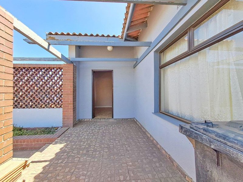 Central, Walvis Bay.  3 Bedroom on LARGE PLOT for sale - Photo 3