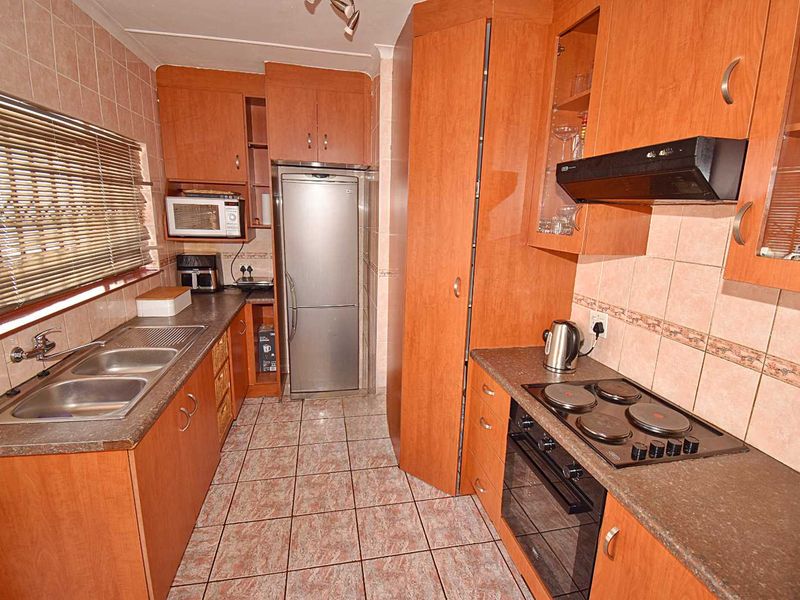 Spacious Family Home with Entertainment Features - Photo 8