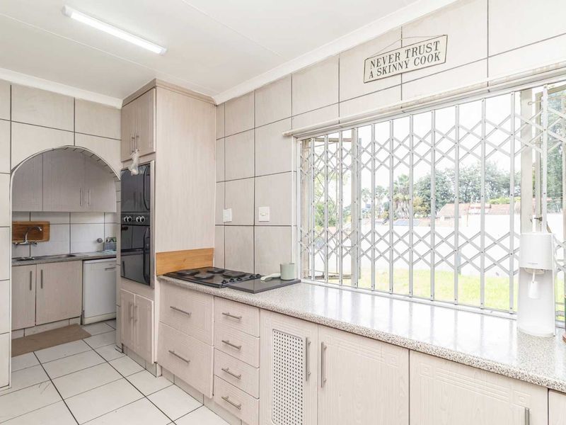 Cosy 4 Bed, 2.5 Bath House with Pool and Garden - Photo 8