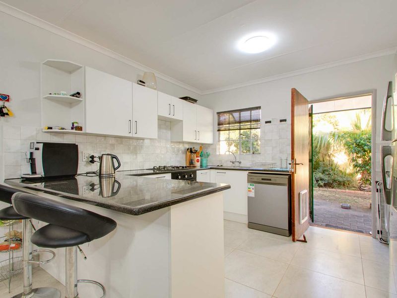 3 Bedroom Townhouse with Home Office for sale Wilgeheuwel/Radiokop - Photo 8