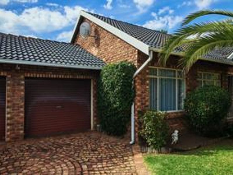 **Three Bedroom Home | Two Bathrooms | Two Garages | Swimming Pool | Staff Accommodation** - Photo 1