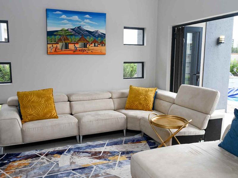 Magnificent Modern 4 Bedroom, 3,5 Bathroom House to Rent in the sought after Six Fountains Estate. Ideal for the Executive or an Embassy. - Photo 2