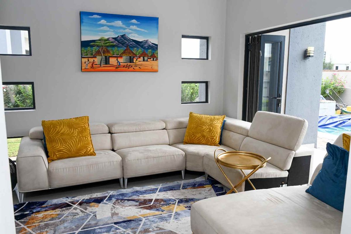 Magnificent Modern 4 Bedroom, 3,5 Bathroom House to Rent in the sought after Six Fountains Estate. Ideal for the Executive or an Embassy. - Photo 2