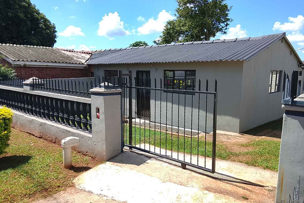 🏡 Move-In Ready 2-Bedroom Home for Sale off Lower Bombay Road – Recently Renovated & Upgraded - Photo 2