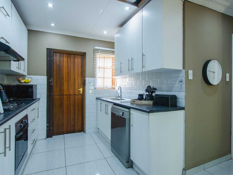 Modern, 2 Bedroom, 2 Bathroom - Photo 10