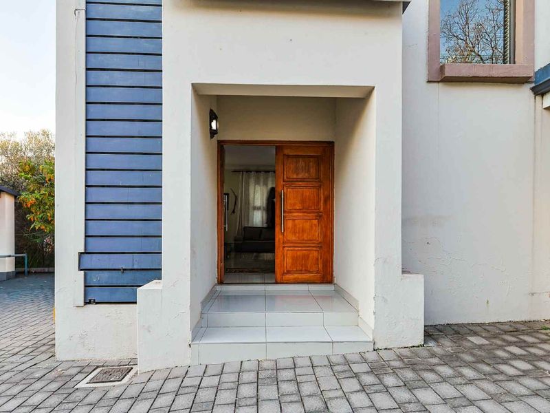 3 Bedroom Family Home with Pool & Covered Patio - Photo 2