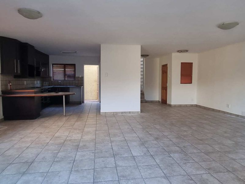 🏡 Beautiful Townhouse for Sale – Windhoek Country Club Golf Estate - Photo 2