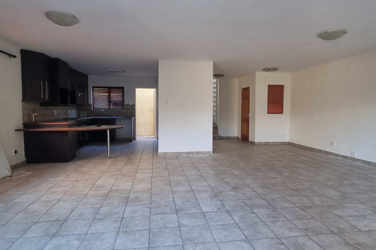 🏡 Beautiful Townhouse for Sale – Windhoek Country Club Golf Estate - Photo 2